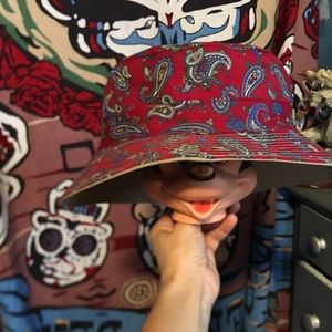 PAISLEY BUCKET HAT